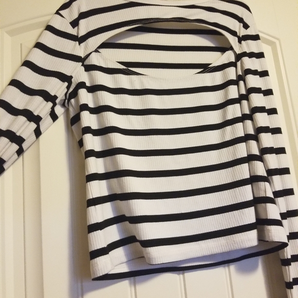 Black and white long sleeve with above boob gap - Picture 2 of 3